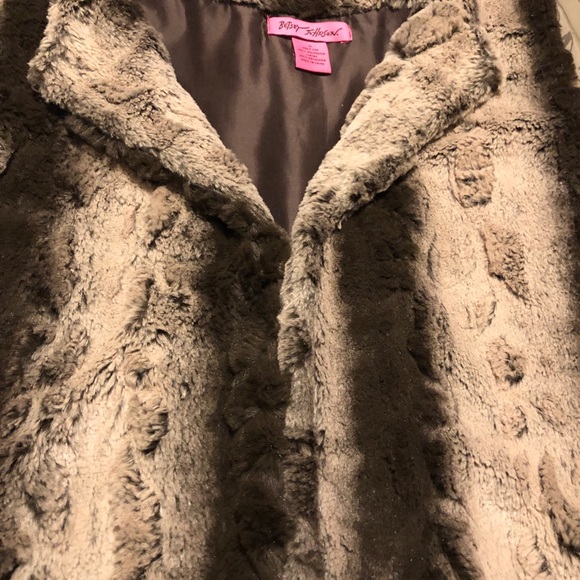 Designer Betsy Johnson faux fur vest! - Picture 2 of 6